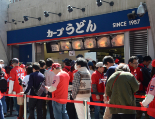 阪神ファンが食らうカープうどん❗（文：印刷製本部　北村）