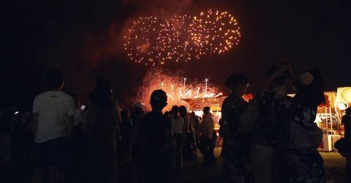 大迫力！　打ち上げ花火をドローンの視点で見てみよう